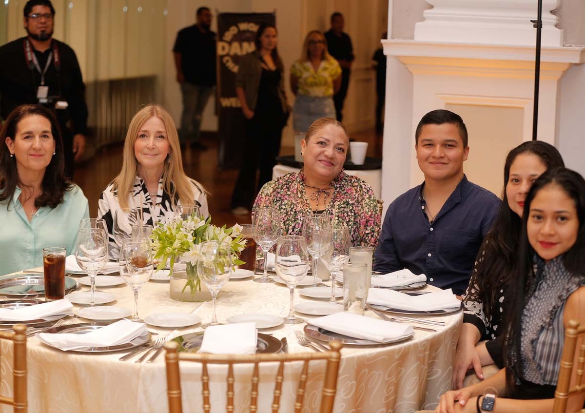 Gabriela Carrera, Balbina Herrera, Dora Flores, Rafael Salazar, Mónica de Echeverria  y  Andrea González
