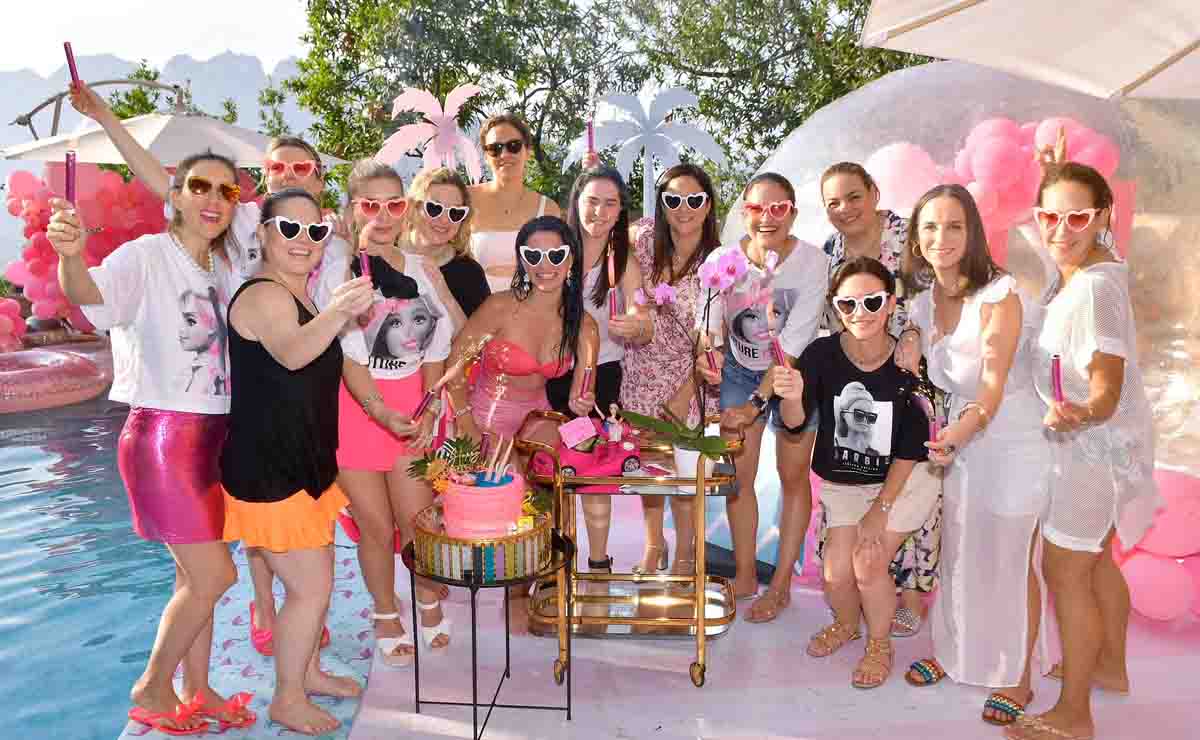 La festejada y un grupo de invitadas / Fotos: Cortesía
