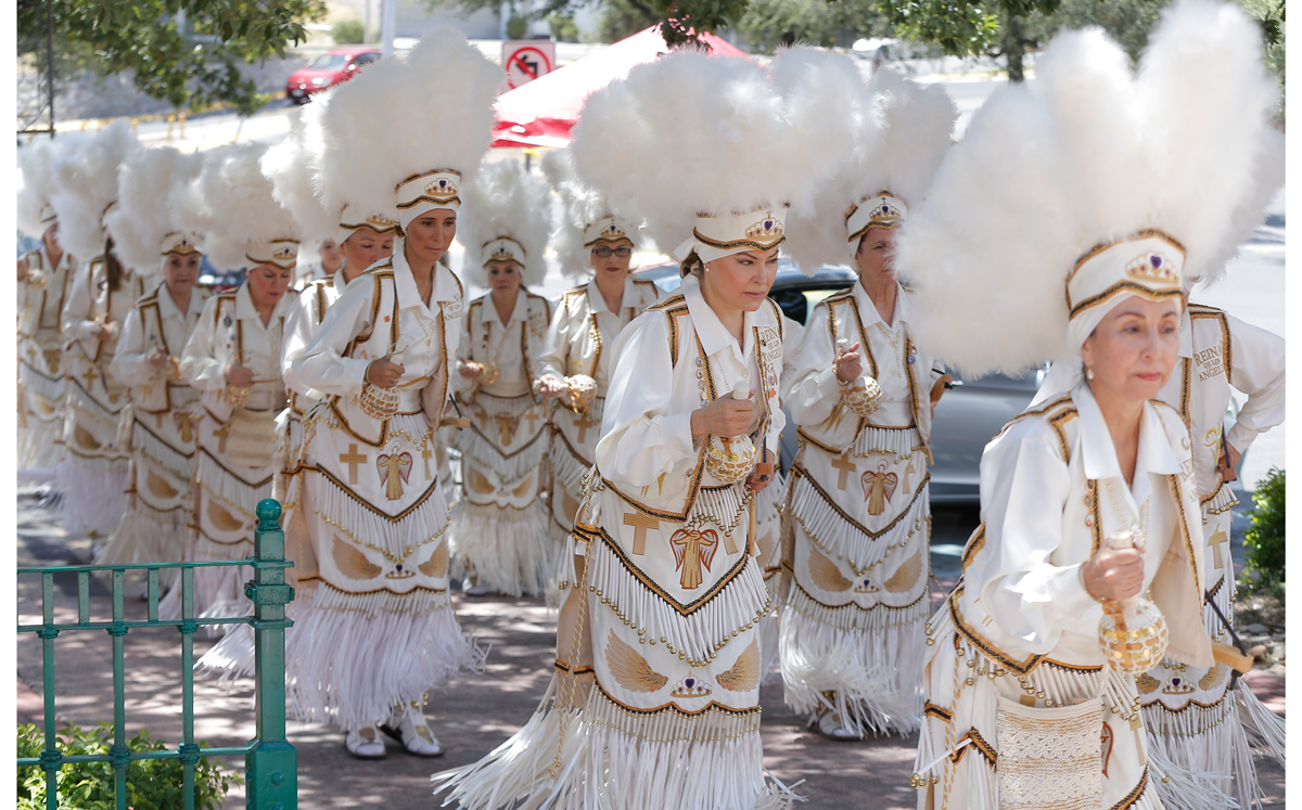Grupo de mujeres danzantes bailaron a la Virgen / Foto: Daniel Saldívar y Roberto Alvarado