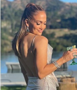 JLo deslumbra con vestido backless para celebrar su cumpleaños 54 (Foto: Instagram)