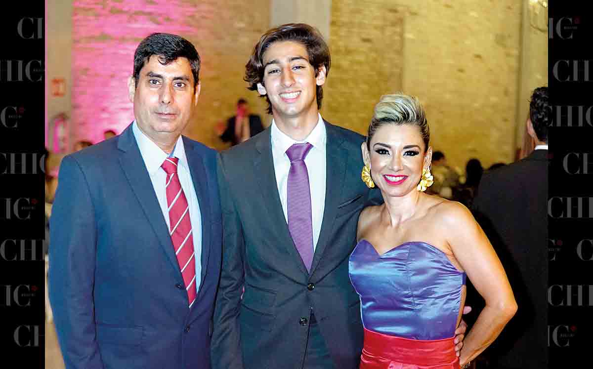 OMAR GUARANEY, ANUAR GUARANEY Y YAMILE SANTAMARIA luciendo sus mejores sonrisas para la graduación del ICT