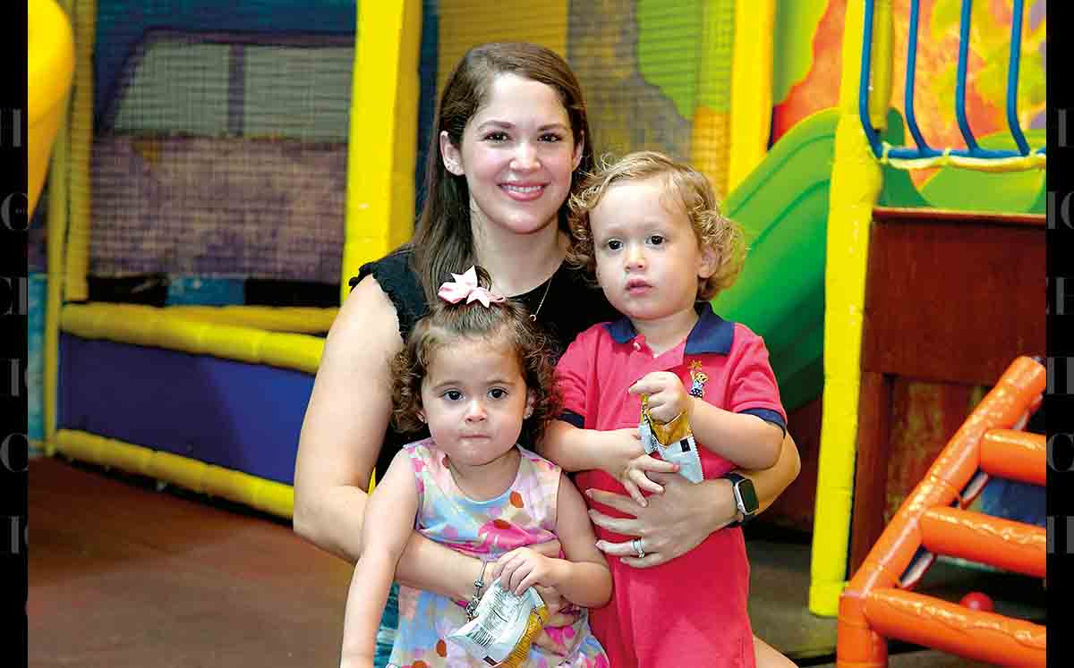 DANIELA DÁVILA, JULIA SÁNCHEZ Y SEBASTÍAN SÁNCHEZ felices en el cumpleaños de David Cordero