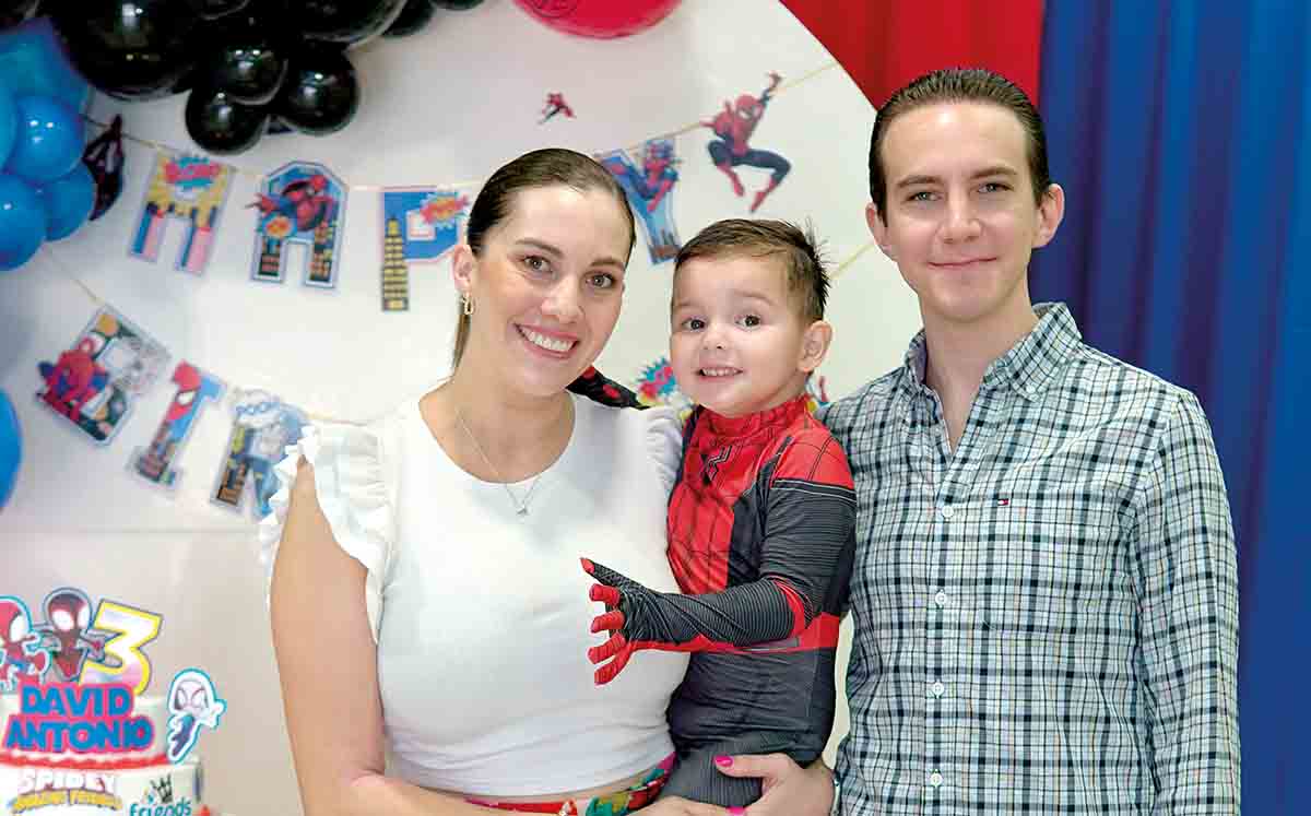BERENICE TINAJERO, DAVID CORDERO Y JORGE LUIS TINAJERO en el  salón Friends