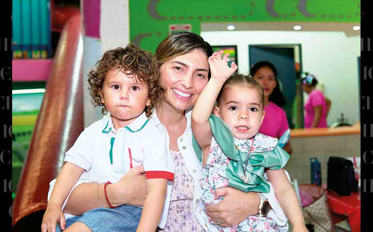 JOSÉ GERARDO SIERRA, ANA SILVIA GARCÍA Y LUCY GOCHICOA presentes en el salón Friends