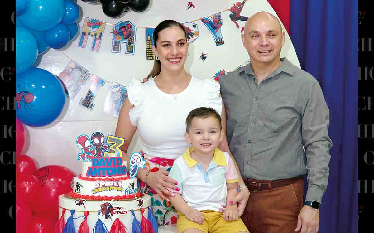 BERENICE TINAJERO, DAVID CORDERO Y AARÓN CORDERO festejando en el salón infantil Friends con decoración de Spiderman