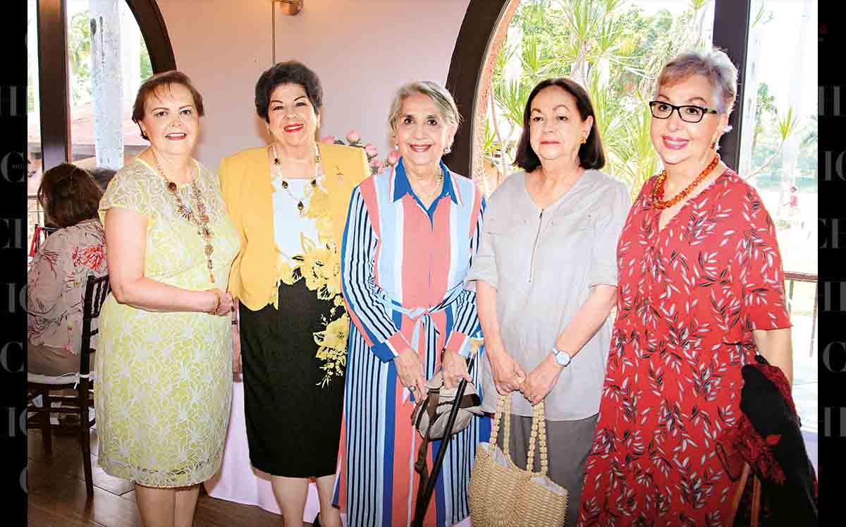 TERESA VÁZQUEZ, MARUCA GARCÍA, PILAR GOVELA, CLARA DE GOVELA Y LUISA GOVELA luciendo sus mejores sonrisas en el baby shower de Miranda