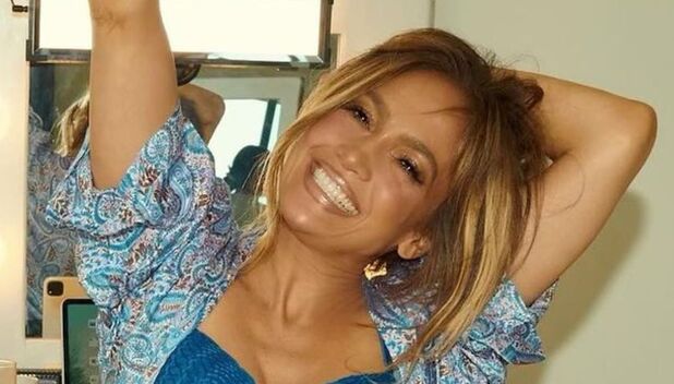 JLo brilla con lencería de encaje y zapatillas transparentes (Instagram)
