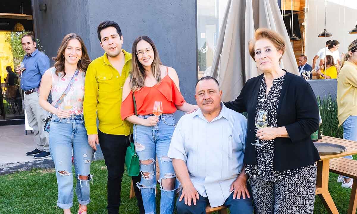 Fátima Prieto, Germán Flores, Fernanda Martínez, Salvador Flores y Lolita Zavala