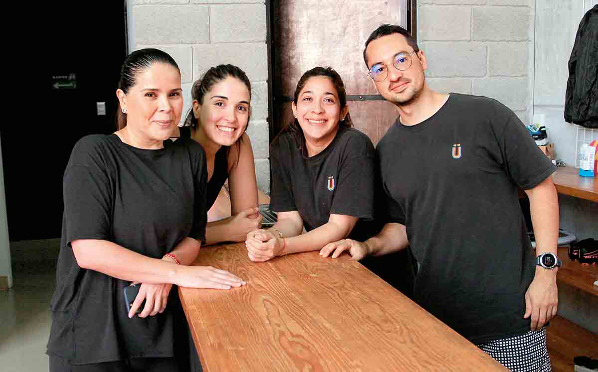 ADRIANA CHAVEZ, PAOLA DESCHAMPS, PAOLA BERRIDI Y JOSÉ DIEGO DEUTSCH presentes en el cumpleaños de Sabrina Morales