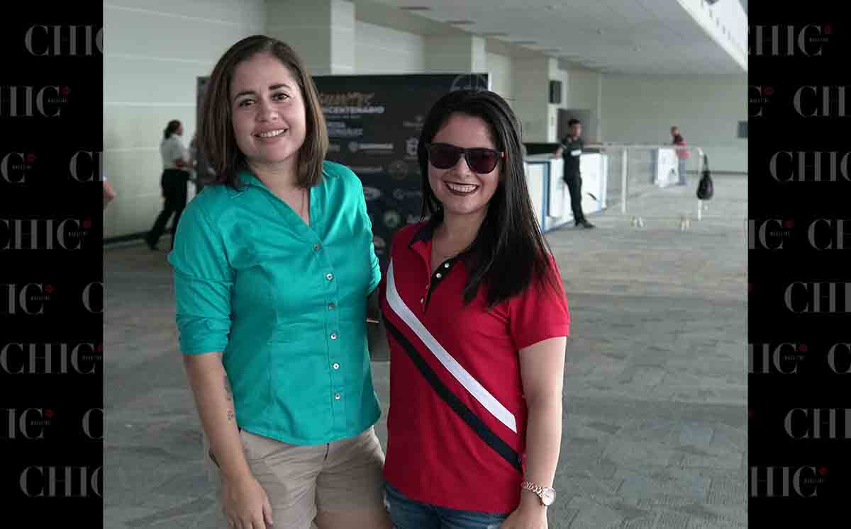 LAURA SOLIS Y GUADALUPE URIZA felices de presenciar este evento de boxeo