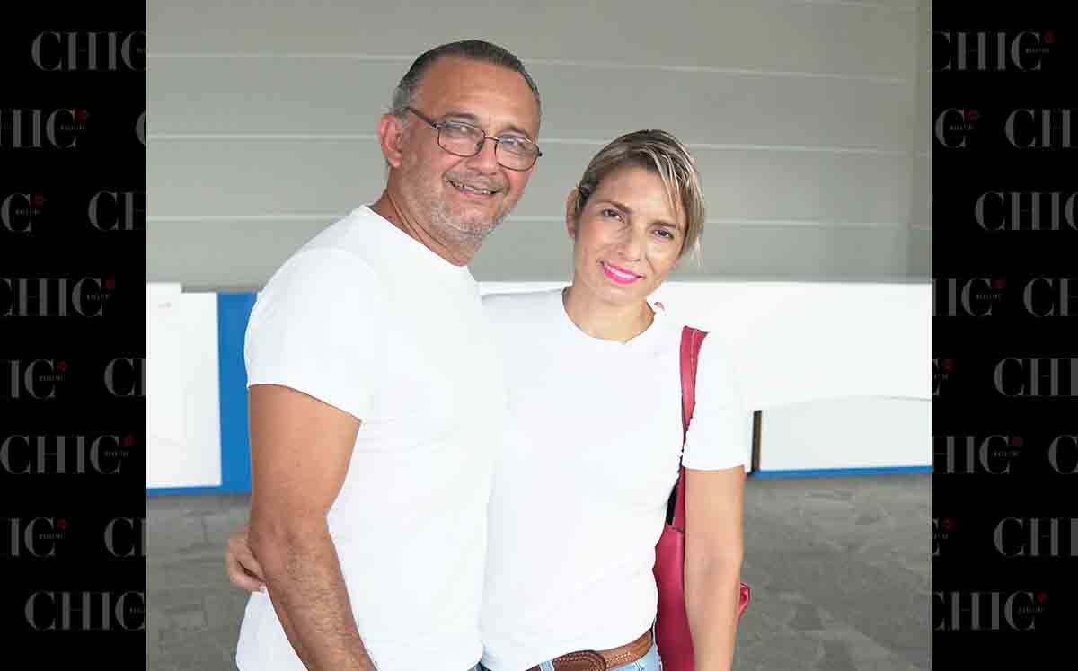 CARLOS PINEDA Y CLAUDIA GAMEZ presentes en el evento de boxeo