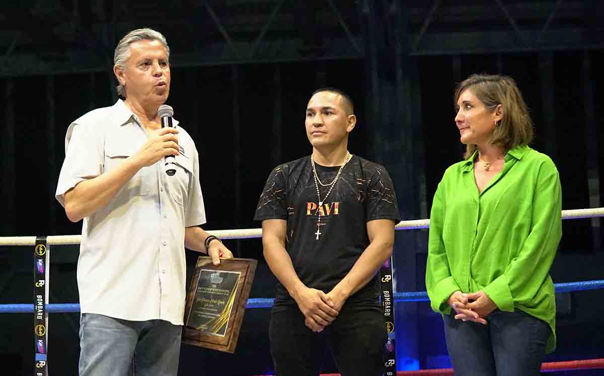 JESÚS NADER y Rosa González entregándole el reconocimiento a JUAN FRANCISCO ESTRADA