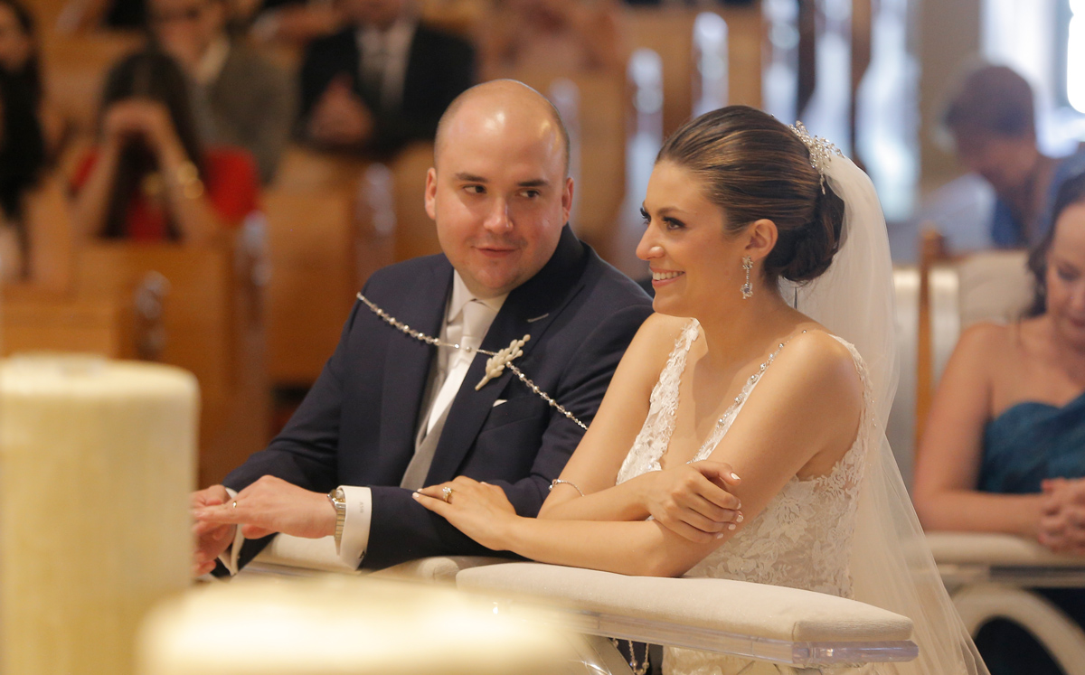 Mariana Moreno y Alejandro Santos frente al altar / Foto: Daniel Saldívar