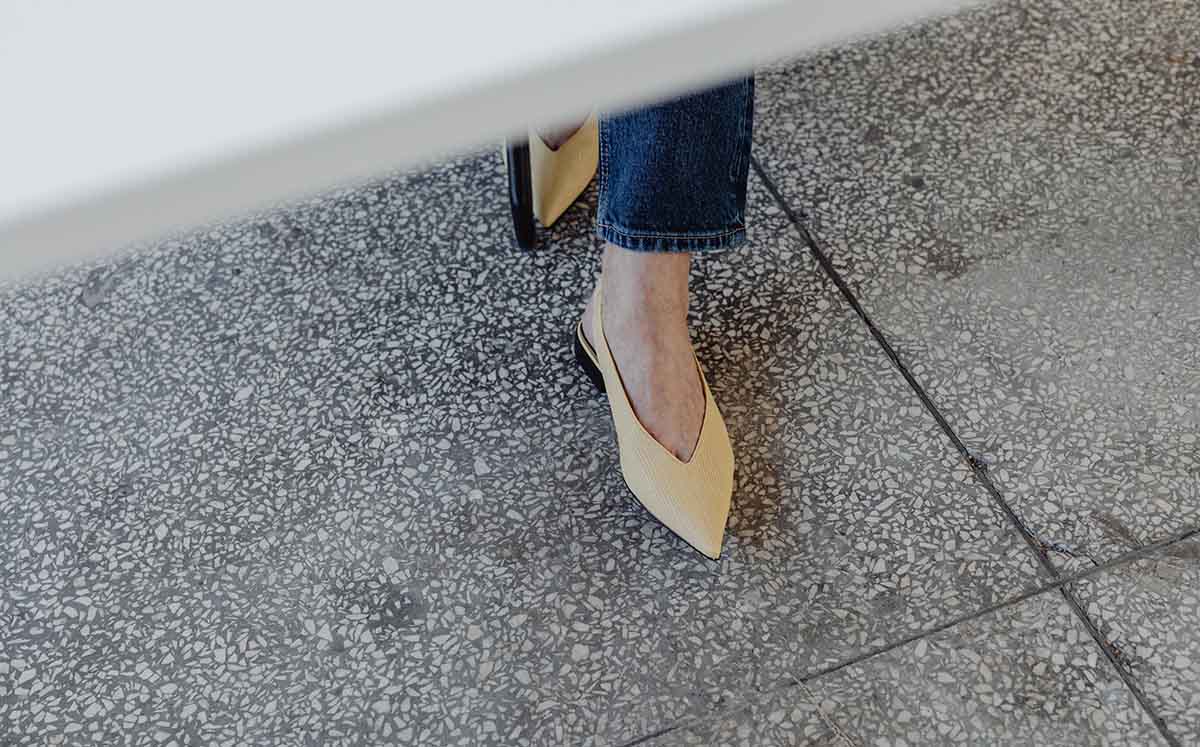 La mejor opción para la oficina son los zapatos puntiagudos y sin tacón. (Foto: Pexels)