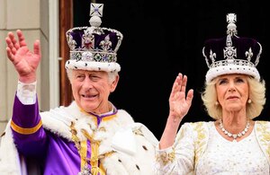 Camilla y Carlos III en su coronación desde el balcón del palacio de Buckingham (Fuente: RPP)