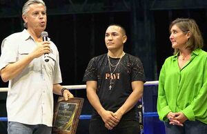 JESÚS NADER y Rosa González entregándole el reconocimiento a JUAN FRANCISCO ESTRADA