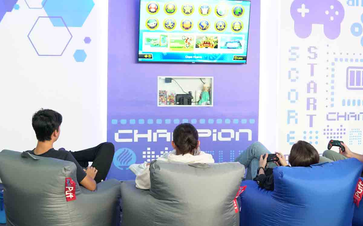 Alumnos del Tec de Monterrey disfrutando de jugar Mario Party en el área Borregos Gaming