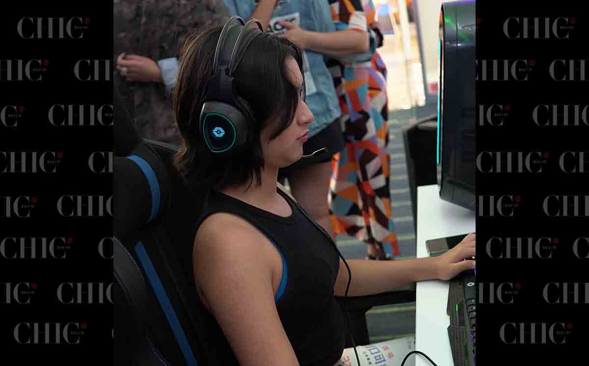 Aura Escoto disfruta de las nuevas instalaciones para los gamers