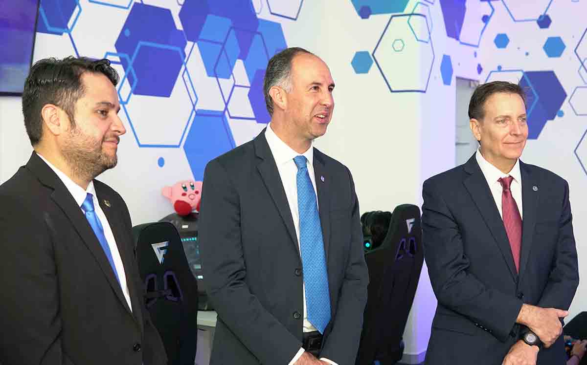 Óscar Flores, José Ángel Elizondo y Gonzalo Madaria listos para disfrutar de la nueva área de gaming