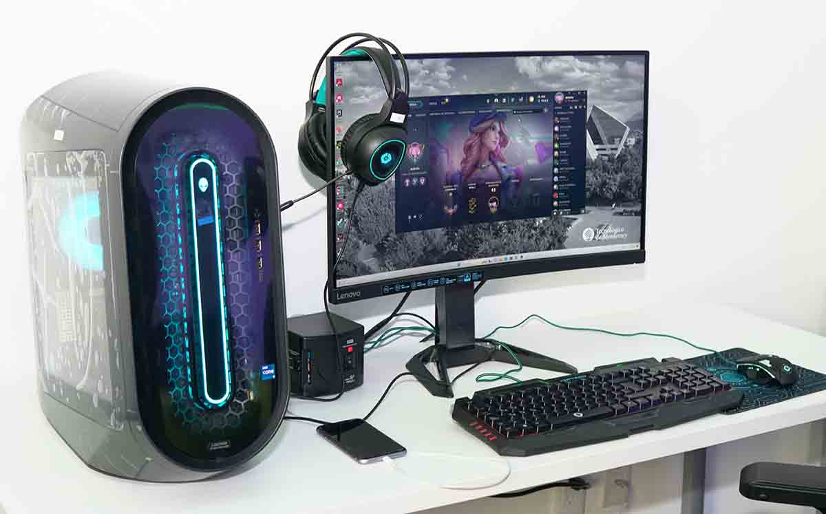 Cuentan con 3 computadoras gamer Alienware con una tarjeta gráfica G-Force RTX 3070, 3 Nintendos Switch,  12 controles y una televisión extra.