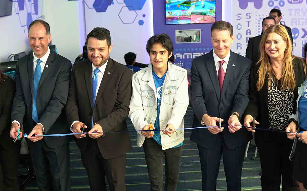 José Ángel Elizondo, Óscar Flores, Marco Antonio, Gonzalo Madaria y Marcela Rodríguez cortando el listón de inauguración de Borregos Gaming