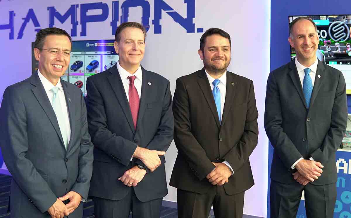 Julio Noriega, Gonzalo Madaria, Óscar Flores y José Ángel Elizondo listos para probar la nueva área de E-Sports Borregos Gaming