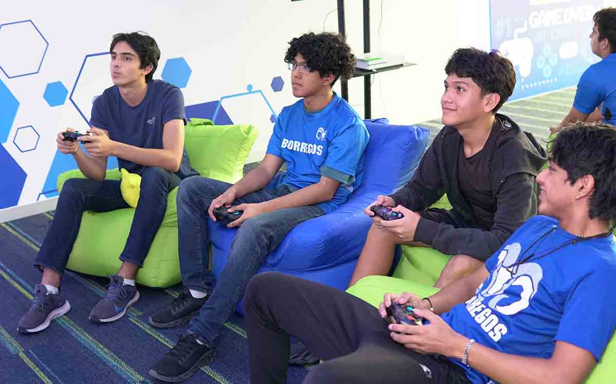 Alumnos muy divertidos en el área Borregos Gaming