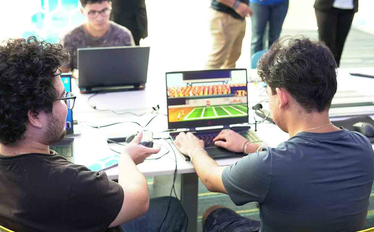 Cuentan con diferentes consolas y computadoras de última generación para mejorar la experiencia del gamer