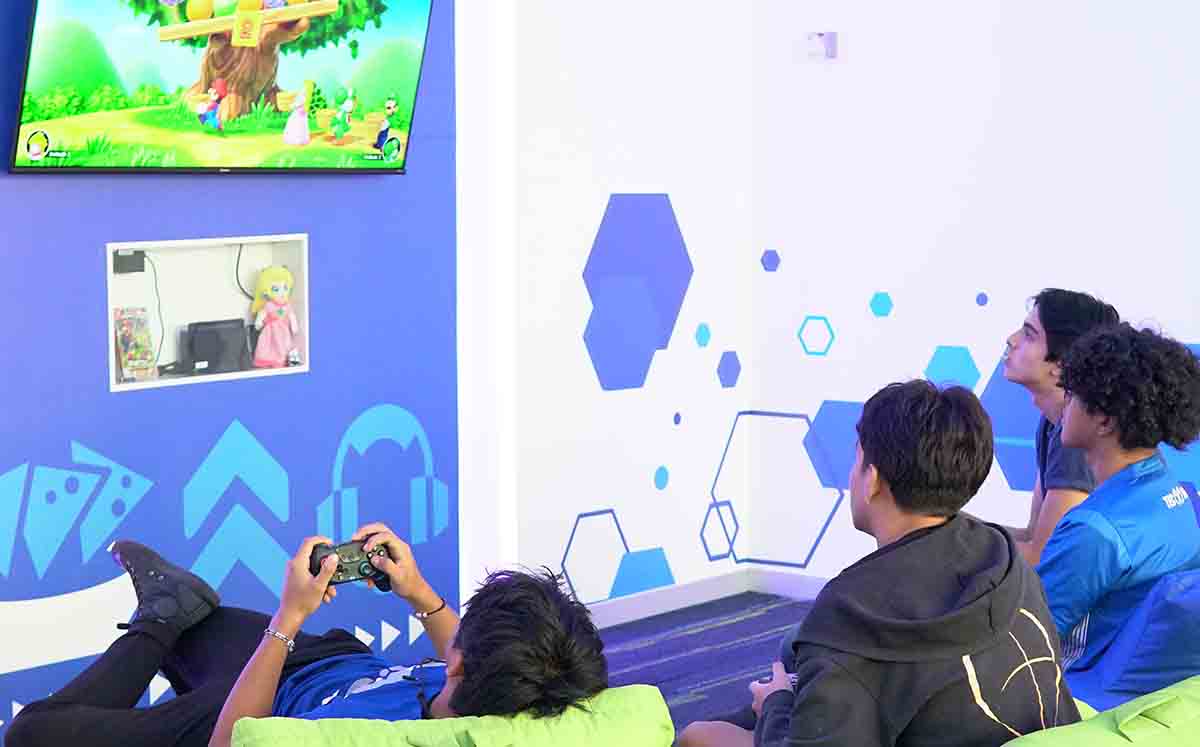 Alumnos del Tec de Monterrey disfrutando de la nueva área de gaming y E-sports