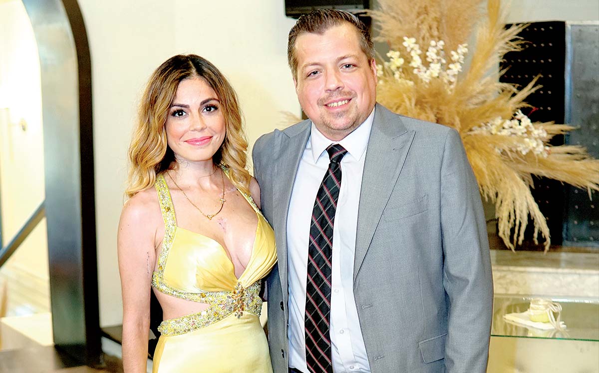 ESTELA FERNÁNDEZ Y FRANCISCO SÁNCHEZ luciendo radiantes en la boda civil de Carmen Castro y José Purón