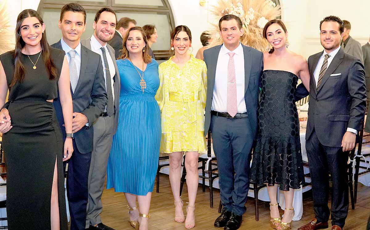 JESSICA CHAVEZ, ERNESTO PURÓN, ROQUE CORTÉS, EMMA PURÓN, ANA FERNANDA PURÓN, FERNANDO PURÓN, SOFÍA PURÓN Y JORGE RICAVAR con sus mejores outfits