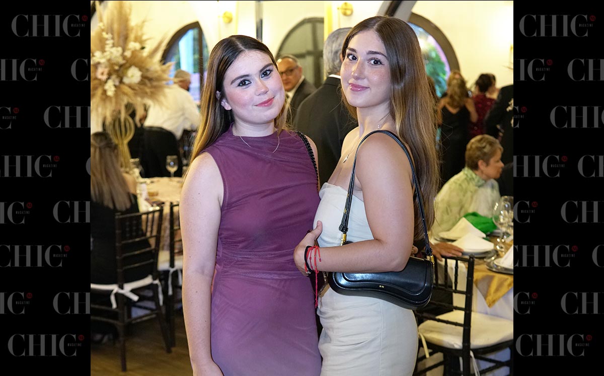 CARMEN CASTRO Y DANIELA FERNÁNDEZ posando con sus mejores sonrisas en la boda civil de Carmen Castro y José Purón