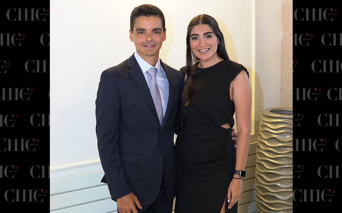 ERNESTO PURÓN Y JESSICA CHAVEZ con sus mejores outfits en la boda civil de Carmen Castro y José Purón