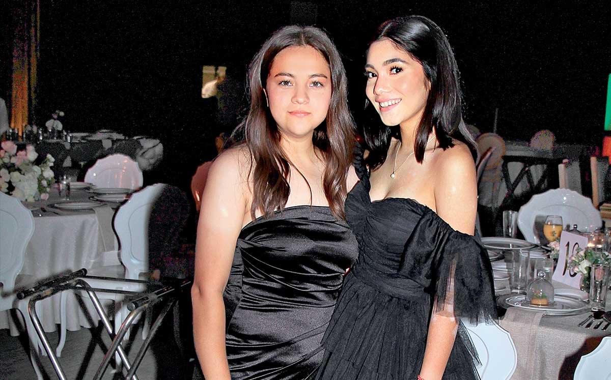 ANA NUÑEZ Y NATALIA PÉREZ presentes en el Antiguo Casino para los XV años de Anya María