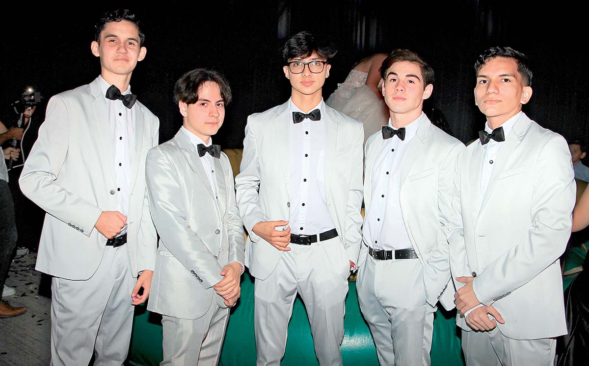 ÁNGEL RAMOS, VÍCTOR TORRES, ALFREDO INFANTE, LUIS ALDO CORTEZ Y VICENTE LANDÍN destacándose con sus trajes blancos en los XV años de Anya María