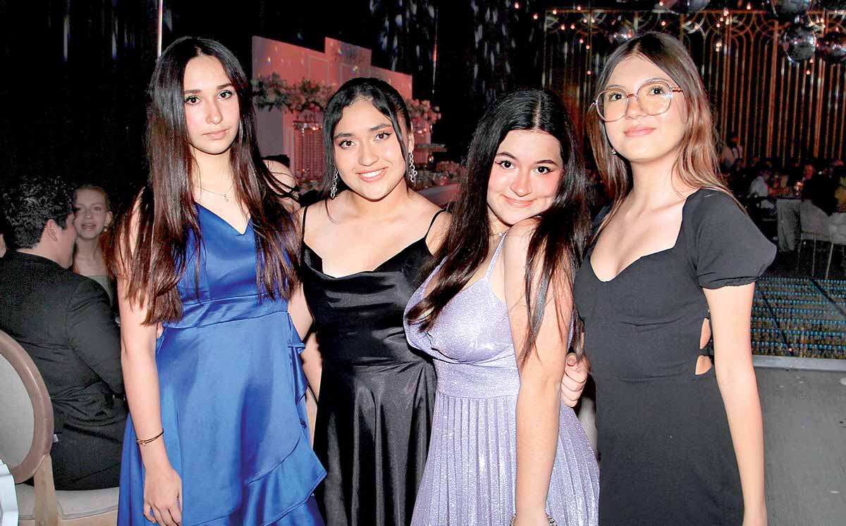 VALERIA GUERRA, VALENTINA MARTÍNEZ, FÁTIMA MARTÍNEZ Y ANGELA OLLERVIDES felices en los XV años Anya María