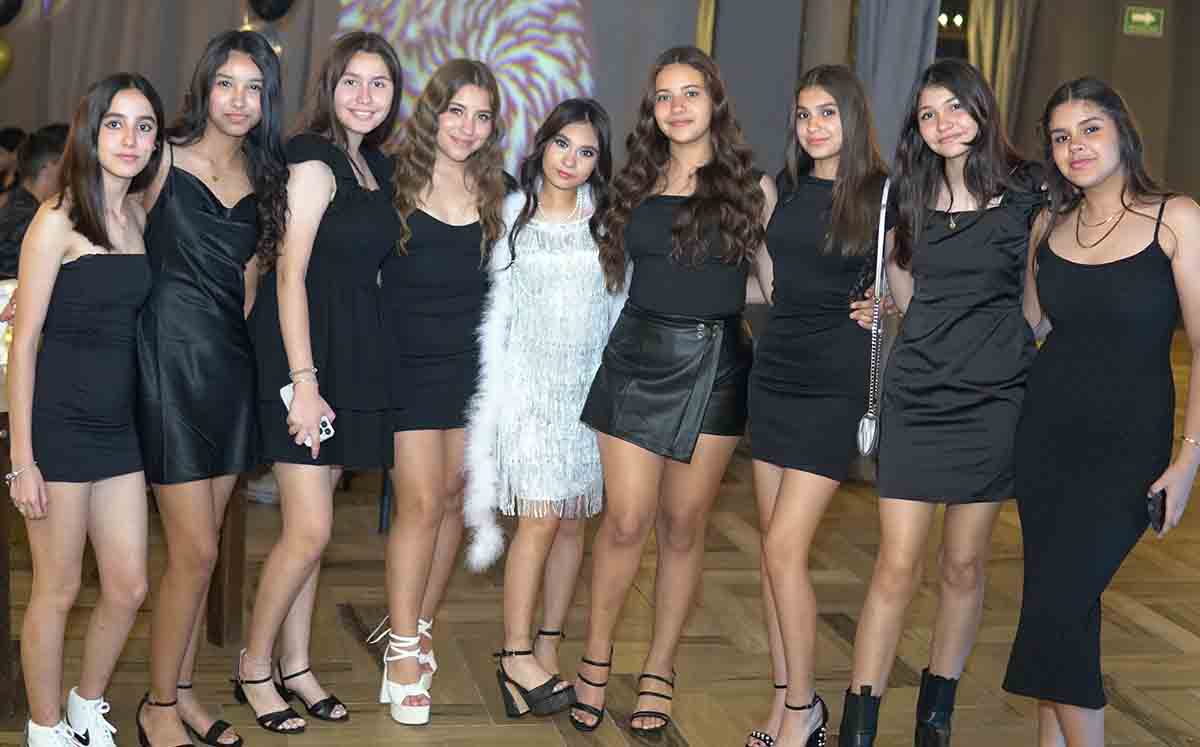 Pamela Tejeda resaltando con su outfit blanco típico de los años 20 junto a sus amigas con lindos vestidos negros