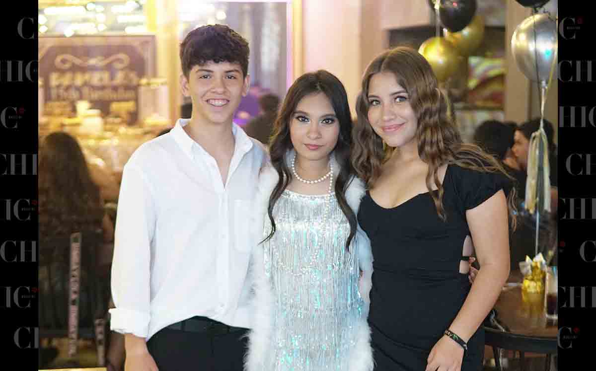 Amigos de Pamela Tejeda posan junto a ella en sus XV años