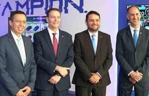 Julio Noriega, Gonzalo Madaria, Óscar Flores y José Ángel Elizondo listos para probar la nueva área de E-Sports Borregos Gaming