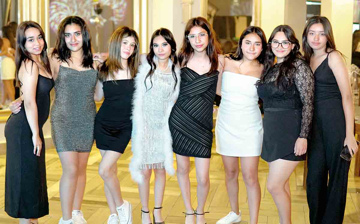 PAMELA  TEJEDA  POSÓ JUNTO A SUS AMIGAS