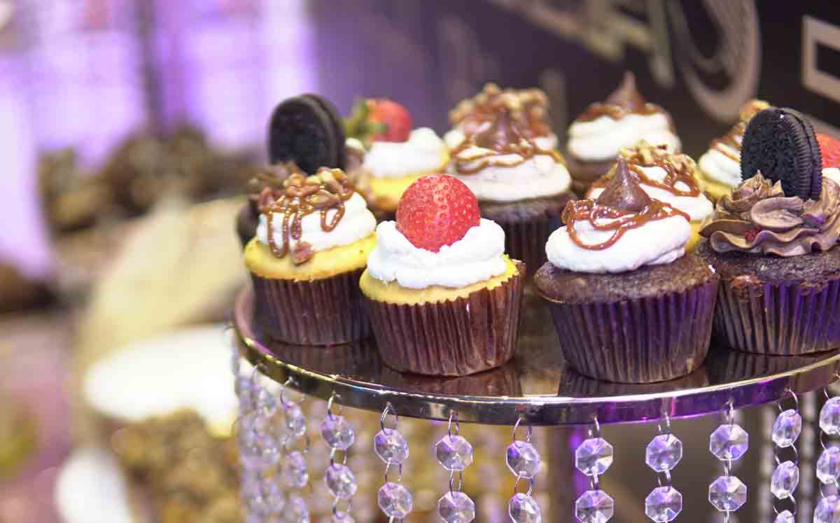 CUPCAKES de vainilla y chocolate con toppings de fresa, kisses y oreo