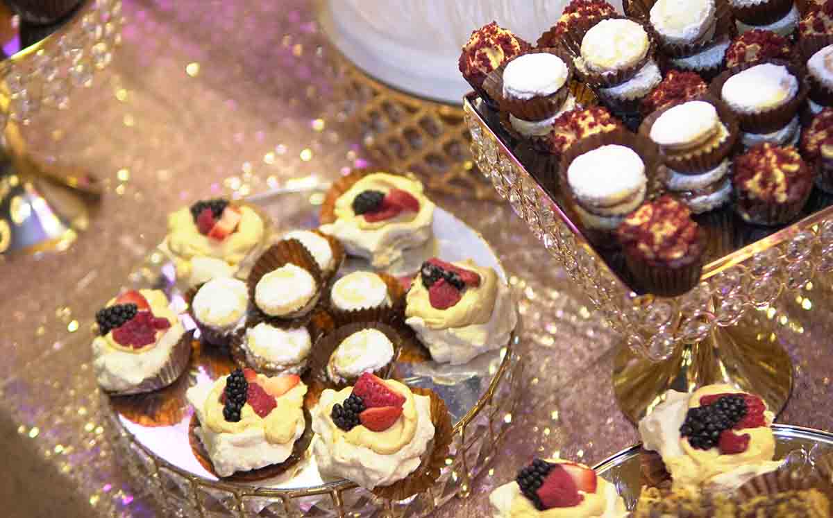 DELICIOSOS POSTRES con frutas y azúcar glass