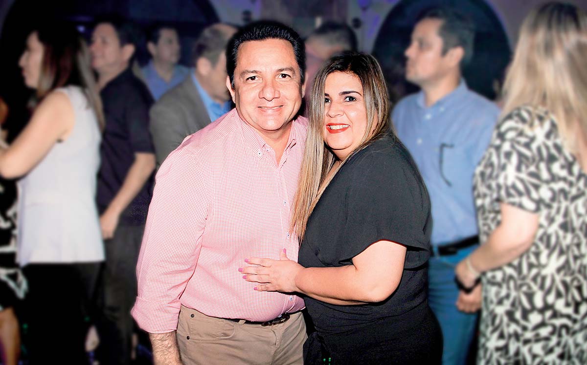 EMILIO SÁNCHEZ Y AURORA VALLEJO poniendo el buen ambiente