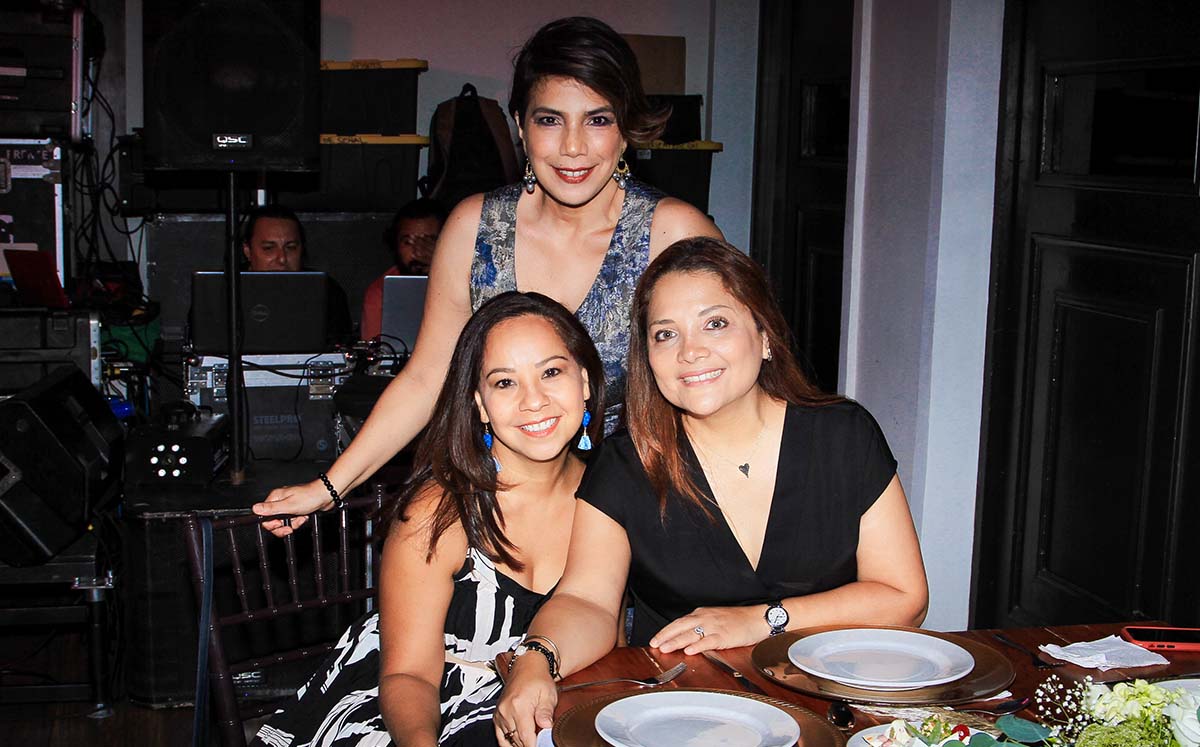 OFELIA CANTÚ, RAQUEL DE BARROSO Y SANDRA IBARRA, ACOMPAÑANDO A SU AMIGA EN SU CUMPLEAÑOS