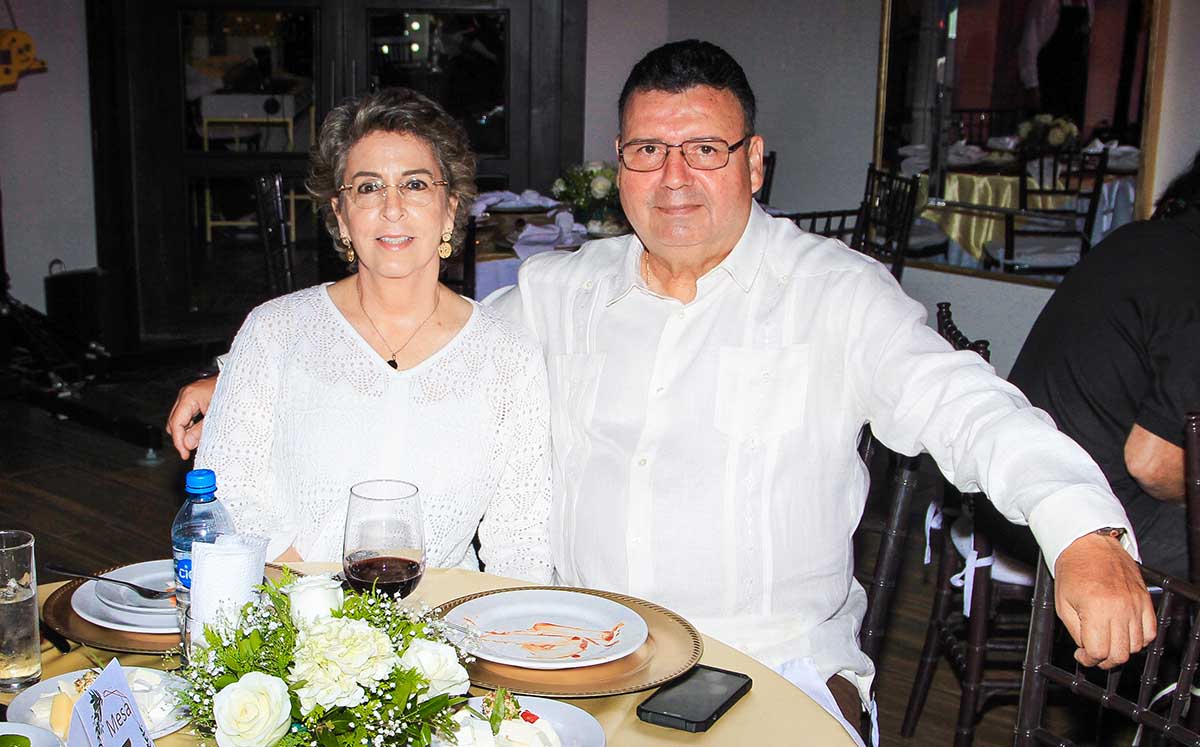 RAQUEL VELA Y OSCAR ROJAS MUY AGUSTO EN EL EVENTO