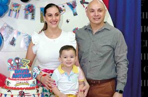 BERENICE TINAJERO, DAVID CORDERO Y AARÓN CORDERO festejando en el salón infantil Friends con decoración de Spiderman