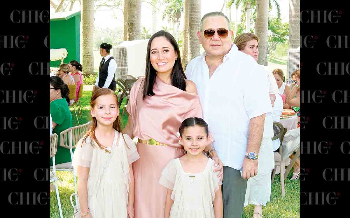 MÓNICA HAMELIUS, JACOBO GALVÁN, ANDREA GALVÁN Y VICTORIA GALVÁN presentes en el bautizo de Ana María