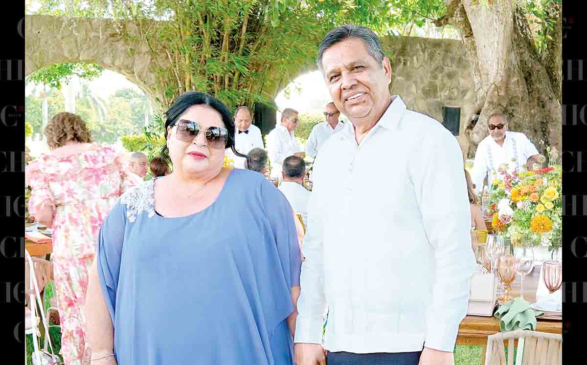 MARTHA ELENA DE RODRÍGUEZ Y ARTURO RODRÍGUEZ presentes en el bautizo de Ana María