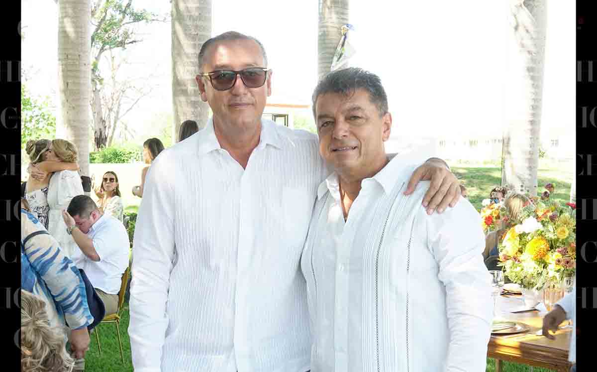 GILBERTO MARTELL E ISMAEL FERNÁNDEZ felices de presenciar el bautizo de Ana María