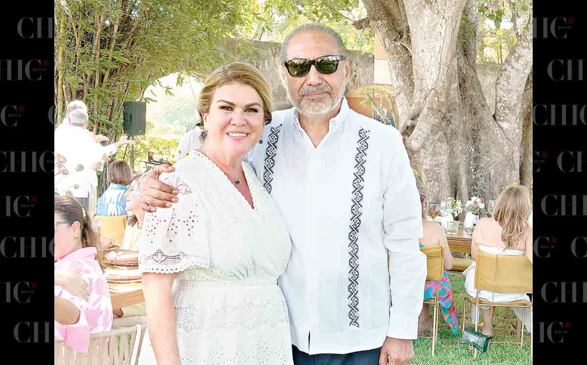EDUARDO LLANES Y ROSSY DE LLANES presentes en el bautizo de la pequeña Ana María